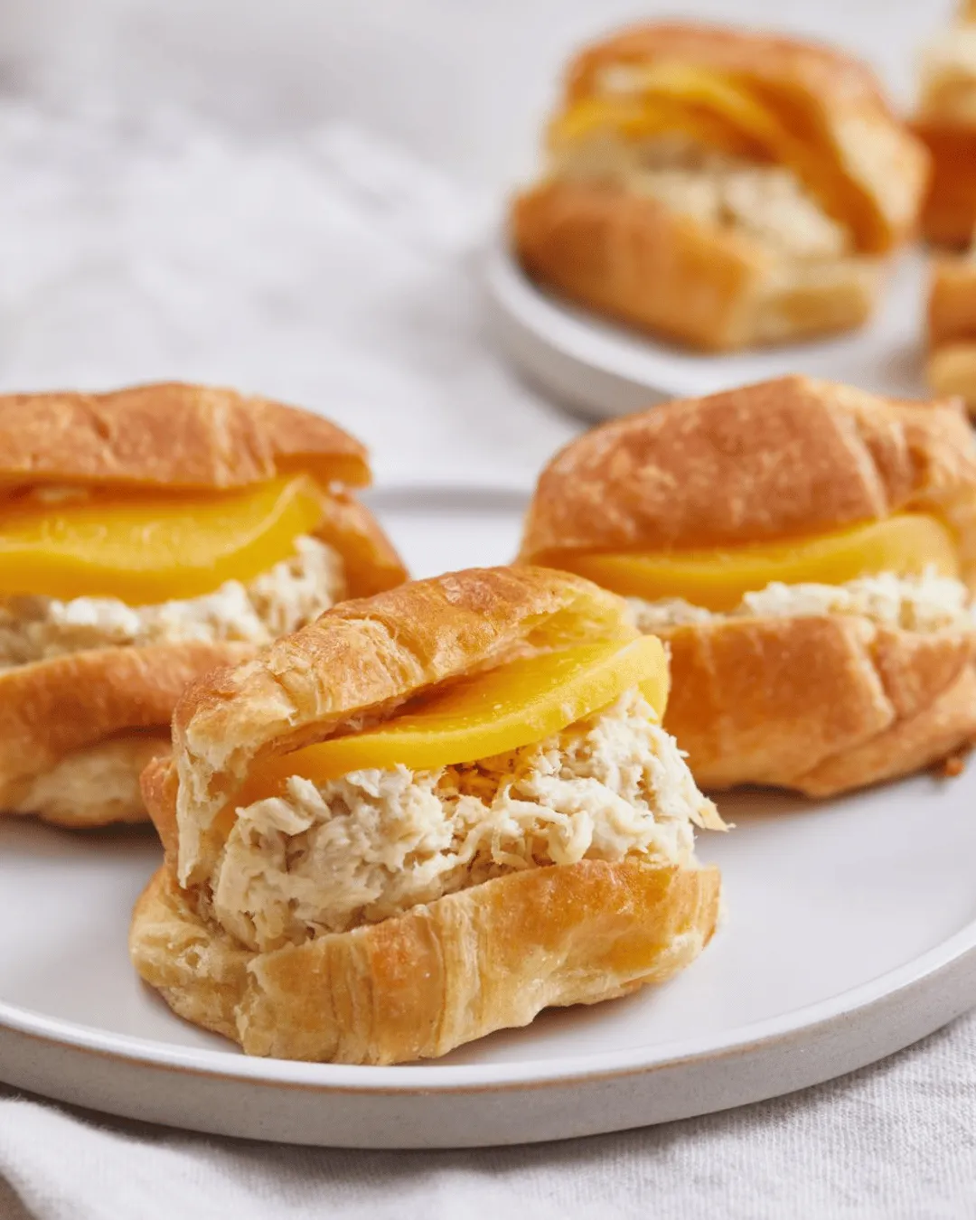 Croissant de pollo y durazno